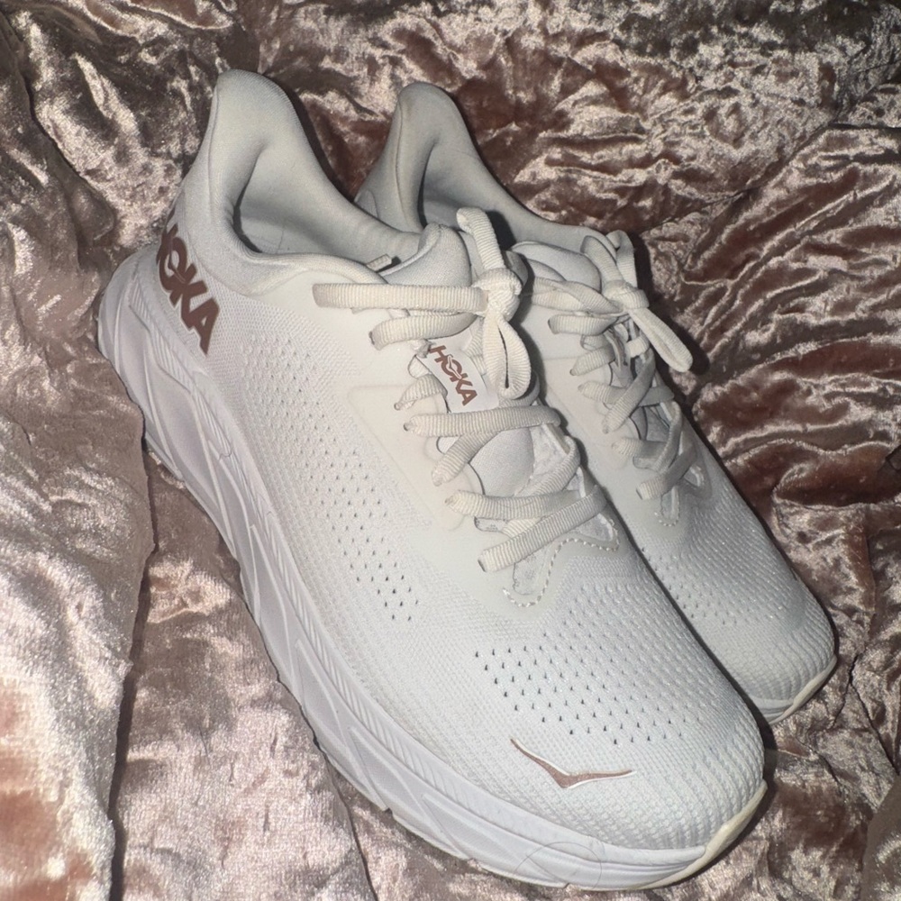 Hoka ARAHI running shoes